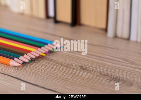 Bleistifte für Kinder. Buntstifte liegen nebeneinander. Stockfoto