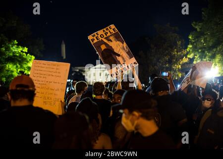 Washington, DC, USA. 30. Mai 2020: Menschenmassen versammeln sich in Washington, DC, um gegen den Tod von George Floyd zu protestieren. Nicole Glass/Alamy Live News. Stockfoto