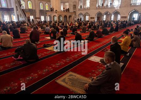 Menschen mit Gesichtsmasken führen am 29. Mai 2020 in der Kocatepe-Moschee in Ankara, Türkei, ein Freitagsgebet nach der sozialen Distanzierungsregel durch.Moscheen in der Türkei wurden am Freitag nach 74 Tagen Schließung als Teil des Normalisierungsprozesses inmitten einer Verlangsamung der COVID-19-Ausbreitung wieder eröffnet. (Foto von Tunahan Turhan / INA Photo Agency / Sipa USA) Stockfoto