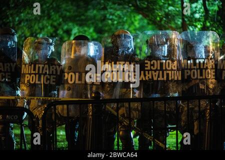 Washington, DC, USA. 30. Mai 2020: Menschenmassen versammeln sich in Washington, DC, um gegen den Tod von George Floyd zu protestieren. Nicole Glass/Alamy Live News. Stockfoto