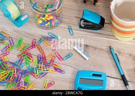 Auf der Tischplatte befinden sich hölzerne Abakus und ein elektronischer blauer Rechner. Stockfoto