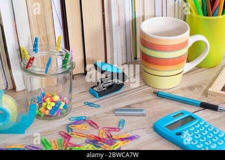 Auf der Tischplatte befinden sich hölzerne Abakus und ein elektronischer blauer Rechner. Stockfoto