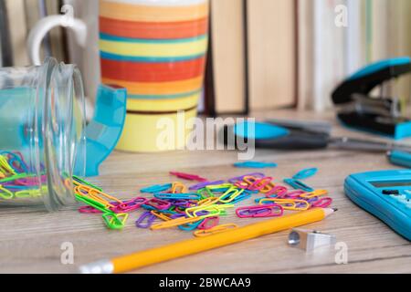 Auf der Tischplatte befinden sich hölzerne Abakus und ein elektronischer blauer Rechner. Stockfoto