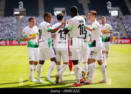 Gladbach, Deutschland. Mai 2020. Marcus Thuram, schießt das Tor für 3:1, Jubel, danach das Tor für 3:1 Stefan Lainer, Alassane Plädoyer, Lars Stindl, Marcus Thuram, Florian Neuhaus Sport: Fußball: 1. Bundesliga: Saison 19/20: 29. Spieltag, 31. Mai 2020. Borussia Mönchengladbach - Union Berlin, Nutzung weltweit Quelle: dpa/Alamy Live News Stockfoto