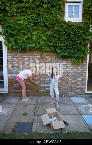 Junge Mädchen Färbung in Haus Steine mit Kreiden, UK Stockfoto