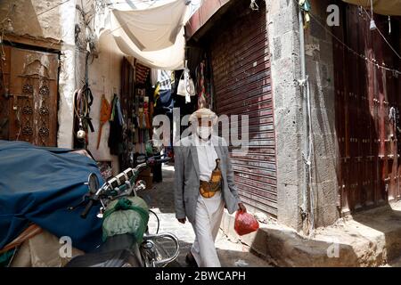 Sanaa, Jemen. Mai 2020. Ein Mann mit Gesichtsmaske geht am 31. Mai 2020 auf einem Markt inmitten des Ausbruchs der COVID-19 in Sanaa, Jemen. Kredit: Mohammed Mohammed/Xinhua/Alamy Live News Stockfoto