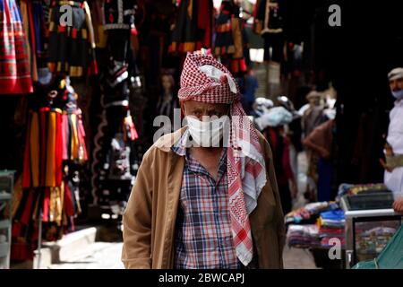 Sanaa, Jemen. Mai 2020. Ein Mann mit Gesichtsmaske geht am 31. Mai 2020 auf einem Markt inmitten des Ausbruchs der COVID-19 in Sanaa, Jemen. Kredit: Mohammed Mohammed/Xinhua/Alamy Live News Stockfoto