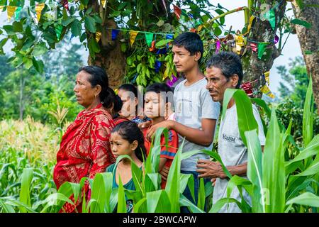 Gorkha, Nepal - Juni 25,2019: Nepalesische Menschen beim Tanz während der Hochzeitszeremonie im ländlichen Dorf Nepal. Stockfoto