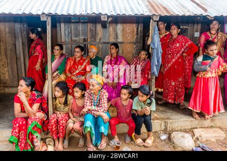 Gorkha,Nepal - Juni 25,2019: Nepalesische Frauen mit traditioneller Kleidung während der Hochzeitszeremonie im ländlichen Dorf Nepal. Stockfoto