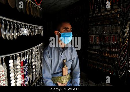 Sanaa, Jemen. Mai 2020. Ein Verkäufer mit Gesichtsmaske wartet am 31. Mai 2020 während des Ausbruchs der COVID-19 in Sanaa, Jemen, auf Kunden. Kredit: Mohammed Mohammed/Xinhua/Alamy Live News Stockfoto