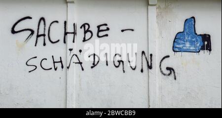 Wort Sachschaden an einer Wand in deutscher Sprache Stockfoto