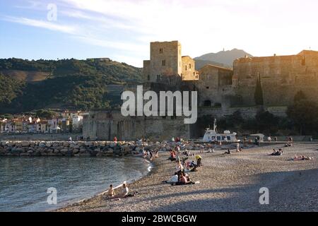 Collioure, Frankreich - 24. Februar 2020: Stadtstrand und Festung in Collioure bei schönem Abend, Roussillon, Vermilion Küste, Pyrenäen Orientales, Frankreich Stockfoto