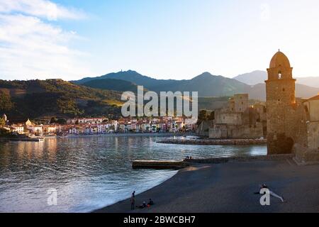 Collioure, Frankreich - 24. Februar 2020: Stadtstrand und Festung in Collioure bei schönem Abend, Roussillon, Vermilion Küste, Pyrenäen Orientales, Frankreich Stockfoto