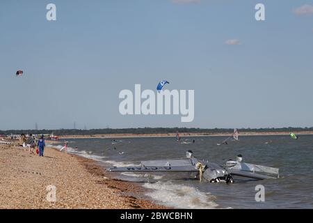 Die Trümmer leichter Flugzeuge wuschen am Strand, nachdem sie in das Meer nahe Calshot Spit stürzten. Zwei Menschen wurden aus dem Flugzeug gerettet. Stockfoto