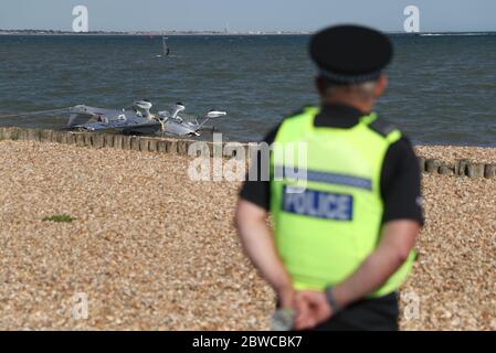 Die Trümmer leichter Flugzeuge wuschen am Strand, nachdem sie in das Meer nahe Calshot Spit stürzten. Zwei Menschen wurden aus dem Flugzeug gerettet. Stockfoto