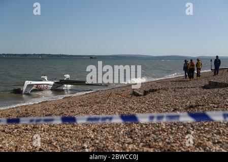 Die Trümmer leichter Flugzeuge wuschen am Strand, nachdem sie in das Meer nahe Calshot Spit stürzten. Zwei Menschen wurden aus dem Flugzeug gerettet. Stockfoto