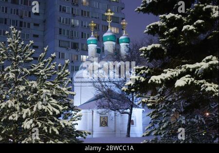 Blick auf die Kirche Simeon Stilit auf der Povarskaja Straße in Moskau durch die Zweige der Tannen mit frisch gefallenen Schnee bedeckt. Stockfoto