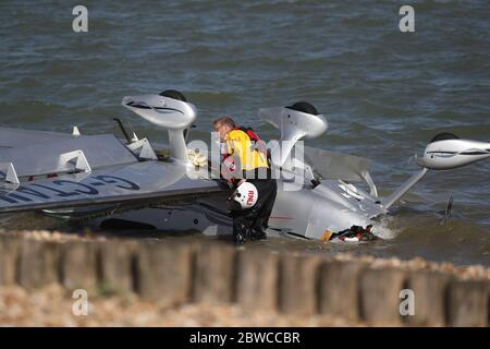 Die Trümmer leichter Flugzeuge wuschen am Strand, nachdem sie in das Meer nahe Calshot Spit stürzten. Zwei Menschen wurden aus dem Flugzeug gerettet. Stockfoto