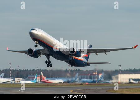 Oktober 29, 2019, Moskau, Russland. Flugzeug Airbus A330-300 Aeroflot - Russian Airlines am Flughafen Scheremetjewo in Moskau. Stockfoto