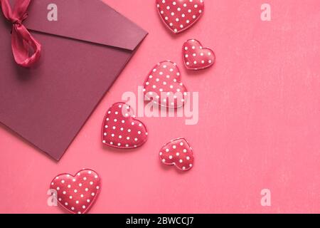 Liebe Brief und Herz-Form-Symbol roten Hintergrund Stockfoto