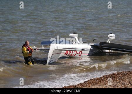 Die Trümmer leichter Flugzeuge wuschen am Strand, nachdem sie in das Meer nahe Calshot Spit stürzten. Zwei Menschen wurden aus dem Flugzeug gerettet. Stockfoto