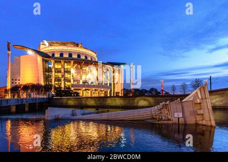 Die Ungarische Nationale Theater an der blauen Stunde in einem Pool Stockfoto