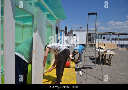 ISCHIA - KAMPANIEN- ITALIEN 20-05- 29. Ischia Brücke, Arbeiter tragen die Schutzmaske und halten die Sicherheit Abstand, bereiten Sie den Badestrand vor der offiziellen Eröffnung. Stockfoto