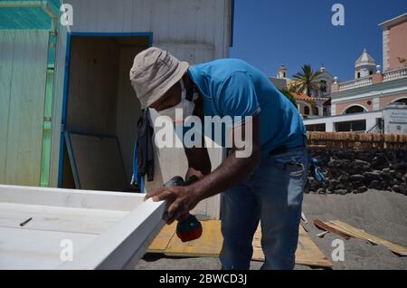 ISCHIA - KAMPANIEN- ITALIEN 20-05- 29. Ischia Brücke, Arbeiter tragen die Schutzmaske und halten die Sicherheit Abstand, bereiten Sie den Badestrand vor der offiziellen Eröffnung. Stockfoto