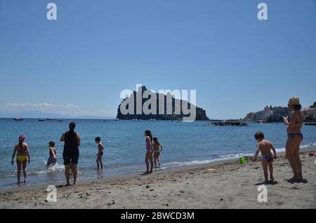 ISCHIA - KAMPANIEN- ITALIEN 20-05- 29. Ischia Brücke, in der zweiten Woche Ende nach Lockdown, die Familien sind zurück an den Strand vor der offiziellen Eröffnung des Badestrandes kam. Stockfoto