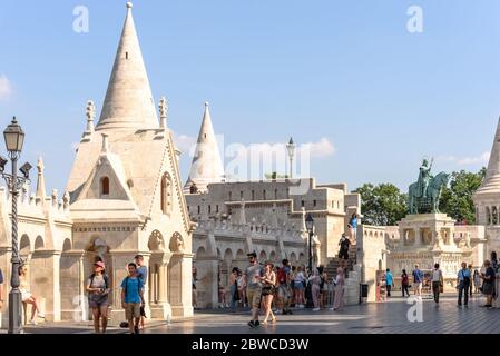 Touristen in der Fischerbastei in Budapest, Ungarn an einem sonnigen Sommertag Stockfoto