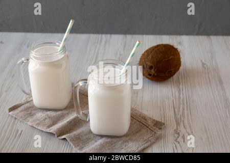 Kokosmilch in Gläsern, niedrige Winkel Ansicht. Stockfoto