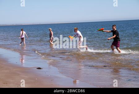 Dundee, Tayside, Schottland, Großbritannien. Mai 2020. UK Wetter: Warmes und sonniges Wetter zieht sich weiter durch Nordostschottland. Die Covid-19 Lockdown in Schottland erleichtert Menschen, um mehr Zeit im Freien zu verbringen, während die sozialen Distanzierungsrichtlinien zu befolgen. Die Einheimischen nehmen den Tag mit und genießen das herrliche Wetter am Broughty Ferry Beach in Dundee. Quelle: Dundee Photographics/Alamy Live News Stockfoto