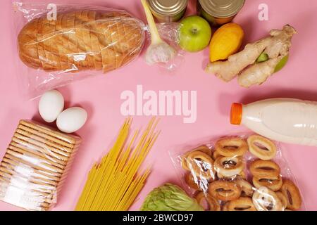 Das Essen auf einem rosa Hintergrund Blick von oben Stockfoto
