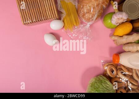 Das Essen auf einem rosa Hintergrund Blick von oben Stockfoto