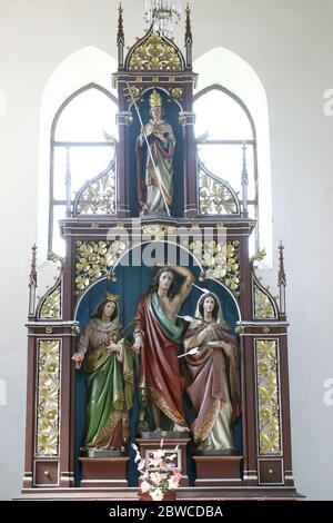 Altar der Heiligen Fabian und Sebastian in der Pfarrei unserer Lieben Frau der Wunder in Ostarije, Kroatien Stockfoto