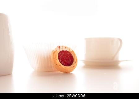 Goldgebackene Kekse mit Kirschmarmelade aus nächster Nähe auf weißem Hintergrund Stockfoto