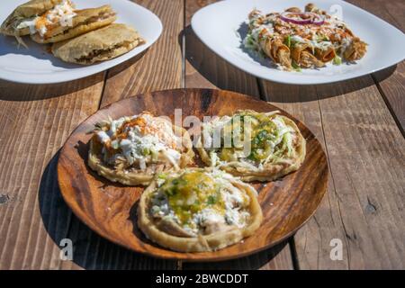 Auswahl an mexikanischen Speisen. Sopes, Tacos, gorditas gefüllt. Stockfoto