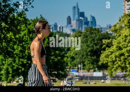 London, Großbritannien. Mai 2020. Die Menschen genießen die Sonne im Brockwell Park, nachdem die Regierung die Beschränkungen gelockert und den Menschen erlaubt hat, sich zu treffen. Die Lockerung der "Lockdown" geht weiter für den Ausbruch des Coronavirus (Covid 19) in London. Kredit: Guy Bell/Alamy Live News Stockfoto