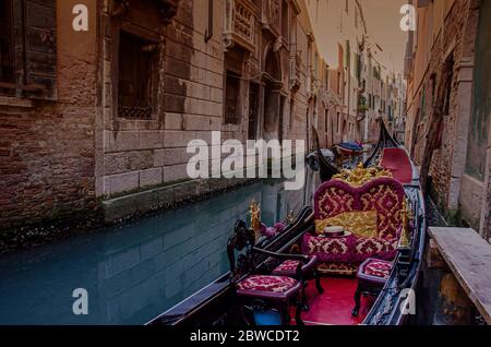 Kanal mit traditioneller Gondel in Venedig, Italien. Venedig Postkarte. In der Gondel. Stockfoto