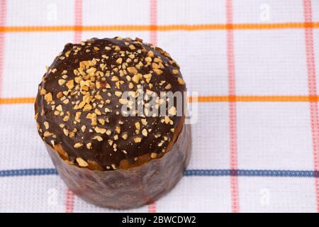 Leckerer Kuchen mit einer Schicht Schokolade und Erdnüssen Stockfoto