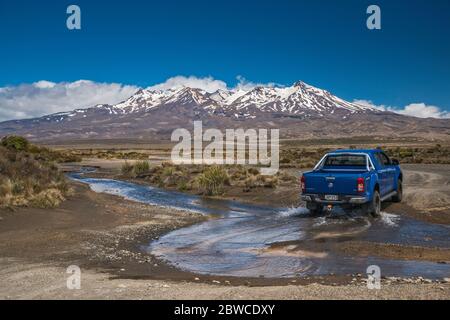 Fahrzeug überquert Waikato Stream, Tukino Access Rd, Rangipo Desert, Mt Ruapehu, Tongariro Nat Park, Manawatu-Wanganui Region, Nordinsel, Neuseeland Stockfoto