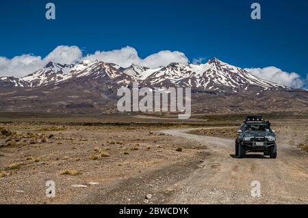 Fahrzeug an der Tukino Access Road, der Rangipo Wüste, dem Massiv des Mt Ruapehu, dem Tongariro Nationalpark, Manawatu-Wanganui Region, Nordinsel, Neuseeland Stockfoto