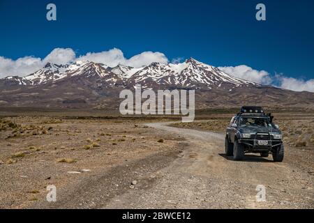 Fahrzeug an der Tukino Access Road, der Rangipo Wüste, dem Massiv des Mt Ruapehu, dem Tongariro Nationalpark, Manawatu-Wanganui Region, Nordinsel, Neuseeland Stockfoto