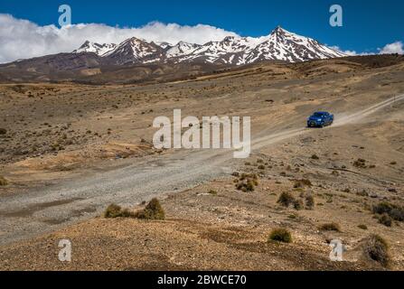 Fahrzeug an der Tukino Access Road, der Rangipo Wüste, dem Massiv des Mt Ruapehu, dem Tongariro Nationalpark, Manawatu-Wanganui Region, Nordinsel, Neuseeland Stockfoto