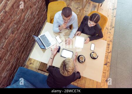 Young Coworkers Team Brainstorming Meeting Online Business Electronic Gadget.Businessman Startup Digital Project. Kreative Menschen Machen Große Arbeit De Stockfoto