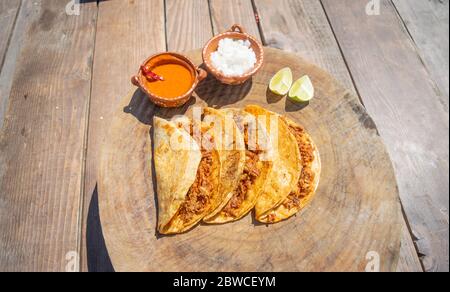 Tacos von Birria mit Sauce, Zwiebel und Zitrone Stockfoto