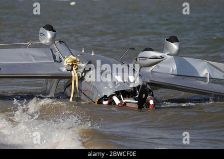 Die Trümmer leichter Flugzeuge wuschen am Strand, nachdem sie in das Meer nahe Calshot Spit stürzten. Zwei Menschen wurden aus dem Flugzeug gerettet. Stockfoto