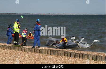 Die Trümmer leichter Flugzeuge wuschen am Strand, nachdem sie in das Meer nahe Calshot Spit stürzten. Zwei Menschen wurden aus dem Flugzeug gerettet. Stockfoto