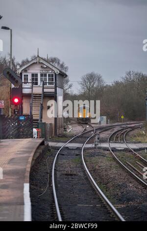 Nördlicher Zug der Baureihe 153 mit einem Einwagen 153358, der die mechanische Signalbox in Ulceby mit einem lokalen Haltezug passiert Stockfoto