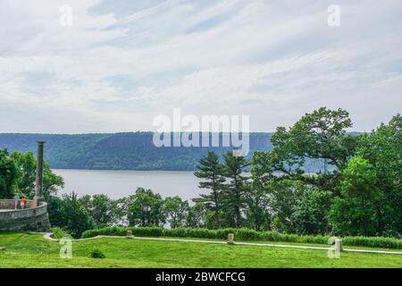 Yonkers, New York, USA: Ein junges Paar blickt auf die Palisades, über den Hudson River vom Untermyer Park and Gardens in Yonkers, New York. Stockfoto